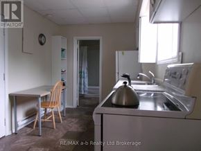 Woodstock (Woodstock - South) apartment for rent - A kitchen with a sink, a chair and a table.