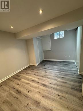 Richmond Hill (Oak Ridges Lake Wilcox) apartment for rent - A room with wooden flooring and a window.