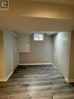 Richmond Hill (Oak Ridges Lake Wilcox) apartment for rent - A room with a wooden floor and a window.