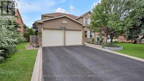 Oakville (Ga Glen Abbey) apartment for rent - A house with a driveway in front of it.