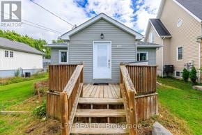 Georgina (Historic Lakeshore Communities) apartment for rent - A house with a grey front and a white door is for sale.