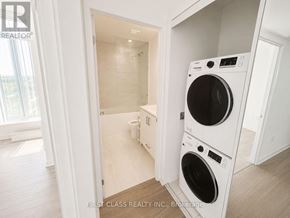 Vaughan (Vaughan Corporate Centre) condo for rent - A washer and dryer in a laundry room.