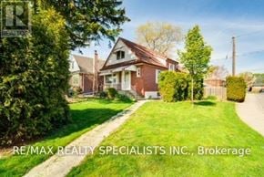 Hamilton (Sunninghill) apartment for rent - A house with a lawn in front of it is for sale.