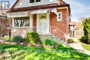 Hamilton (Sunninghill) apartment for rent - A house with a red brick exterior and a white door is for sale.