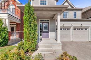 Georgina (Keswick South) apartment for rent - A house with a grey front yard and a grey garage door.