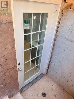 Oakville (Ga Glen Abbey) apartment for rent - A door with a glass panel and a handle.