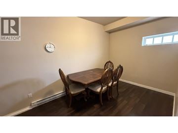 Richmond apartment for rent - A dining room with a wooden table and chairs.