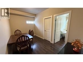 Richmond apartment for rent - A dining room with a table and chairs.
