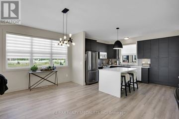 London North (North I) townhouse for rent - A modern kitchen with a dining table and a bar area.