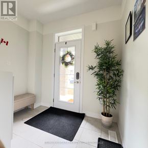 Thorold (Rolling Meadows) townhouse for rent - A foyer with a door and a plant.