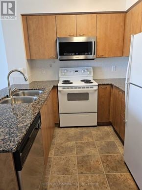 Toronto (Willowdale West) condo for rent - A kitchen with a stove, sink, and refrigerator.