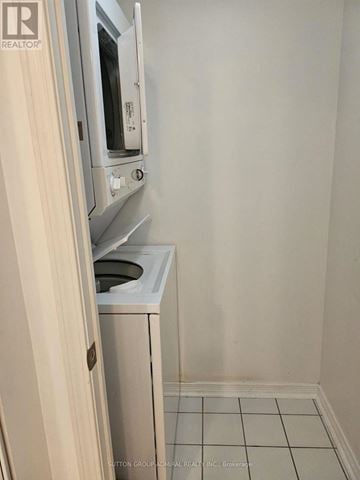 Toronto (Willowdale West) condo for rent - A small kitchen with a microwave and a dishwasher.