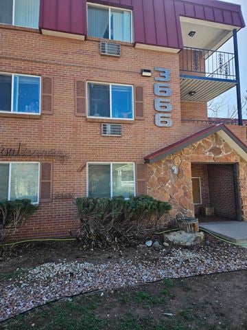 Englewood apartment for rent - A red brick building with the number 3066 on it.