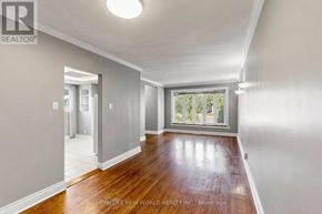 Newmarket (Bristol-London) apartment for rent - A room with wooden floors and white walls, with a window that shows greenery outside.