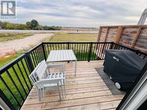 London South (South W) townhouse for rent - A balcony with a table and chairs overlooking a field.