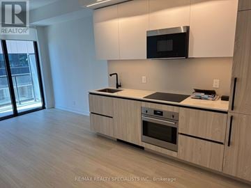 Toronto (Bayview Village) condo for rent - A kitchen with a microwave above the stove.