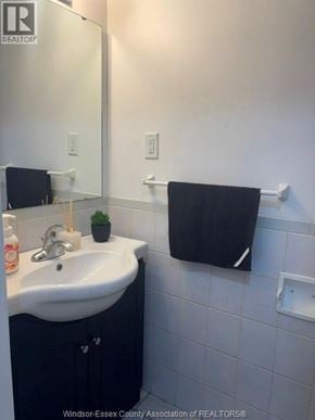 Windsor townhouse for rent - A bathroom with a sink and a mirror.