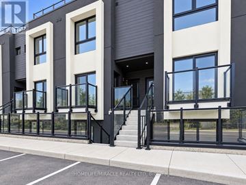 Niagara Falls (Oldfield) townhouse for rent - A modern building with a black and white facade and a glass railing.