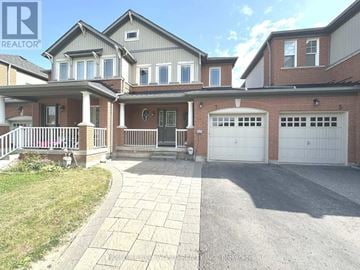 Richmond Hill (Oak Ridges) townhouse for rent - A large house with a driveway in front of it.