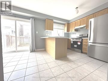 Richmond Hill (Oak Ridges) townhouse for rent - A kitchen with a refrigerator, stove, and oven.