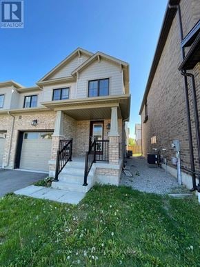 Hamilton (Stoney Creek Mountain) townhouse for rent - A house with a garage and a driveway in front of it.