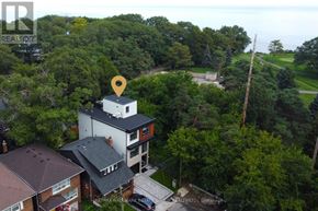 Toronto (Birchcliffe-Cliffside) apartment for rent - A bird's eye view of a house surrounded by trees.