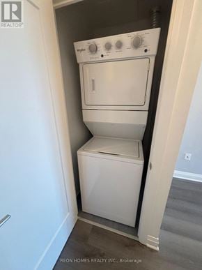 Toronto (Tam O'shanter-Sullivan) condo for rent - A white washer and dryer in a small laundry room.
