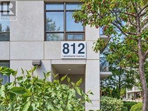 Toronto (Dovercourt-Wallace Emerson-Junction) condo for rent - A building with the number 812 on it.