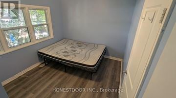 Windsor apartment for rent - A bedroom with a bed and a window.