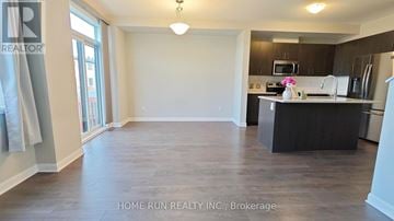 Ottawa townhouse for rent - A spacious kitchen and living room with a dining table and chairs.