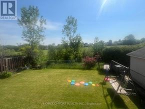 Toronto (L'amoreaux) apartment for rent - A backyard with a lawn and a fence.