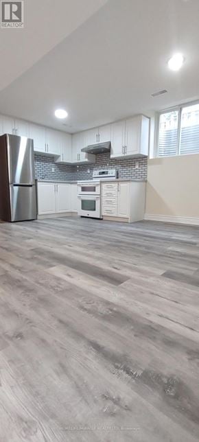 Mississauga (Meadowvale) apartment for rent - A kitchen with a refrigerator and a microwave.