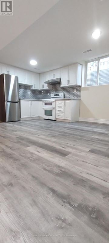 Mississauga (Meadowvale) apartment for rent - A kitchen with a refrigerator and a microwave.