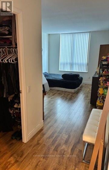 Vaughan (Crestwood-Springfarm-Yorkhill) condo for rent - A bedroom with a bed, a wardrobe, and a window with blinds.