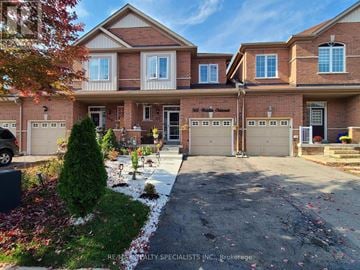 Milton (Cl Clarke) townhouse for rent - A house with a driveway in front of it.