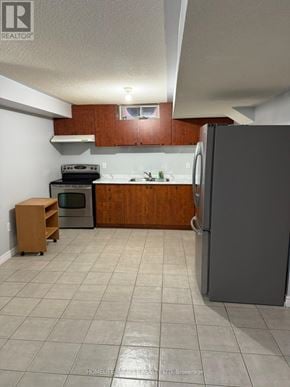 Brampton (Credit Valley) apartment for rent - A kitchen with a refrigerator, oven, and microwave.