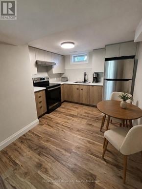 Guelph (Riverside Park) apartment for rent - A kitchen with wooden floors and modern appliances.