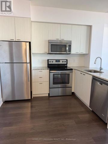Toronto (Willowdale East) condo for rent - A kitchen with a refrigerator, microwave, oven, and sink.