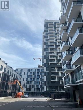Oakville (Jm Joshua Meadows) condo for rent - A construction site with a crane and a building under construction.