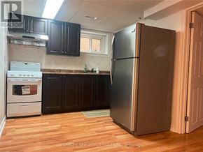 Richmond Hill (Crosby) apartment for rent - A kitchen with a refrigerator, oven, and microwave.