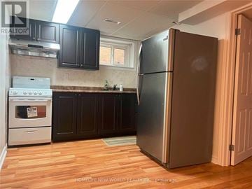 Richmond Hill (Crosby) apartment for rent - A kitchen with a refrigerator, oven, and microwave.