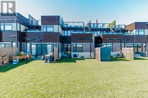 Hamilton (Stoney Creek) townhouse for rent - A modern house with a large lawn in front.