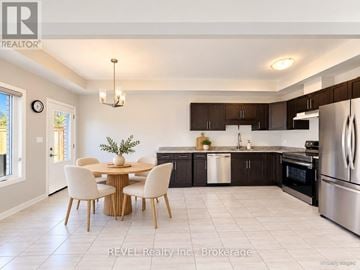 Niagara Falls (Cherrywood) townhouse for rent - A modern kitchen with a dining table and chairs.