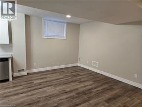 Cambridge apartment for rent - A room with wooden flooring and a window with blinds.