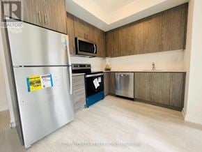 Mississauga (Erin Mills) townhouse for rent - A kitchen with a refrigerator, microwave, oven, and dishwasher.