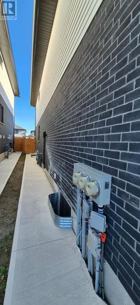London South (South V) townhouse for rent - A row of houses with a sidewalk and a utility box on the side of the house.