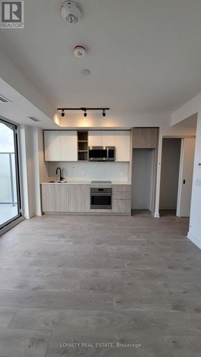 Toronto (Islington-City Centre West) condo for rent - A spacious kitchen with a large island and a modern design.