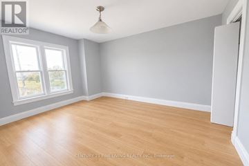 Barrie (City Centre) apartment for rent - A room with a window and wooden flooring.