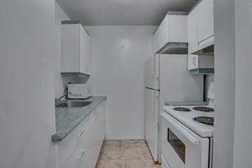 Gatineau (Hull) condo for rent - A kitchen with white cabinets and a white oven.