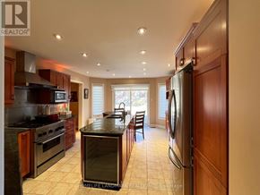 Richmond Hill (Bayview Hill) apartment for rent - A kitchen with a black granite countertop and wooden cabinets.